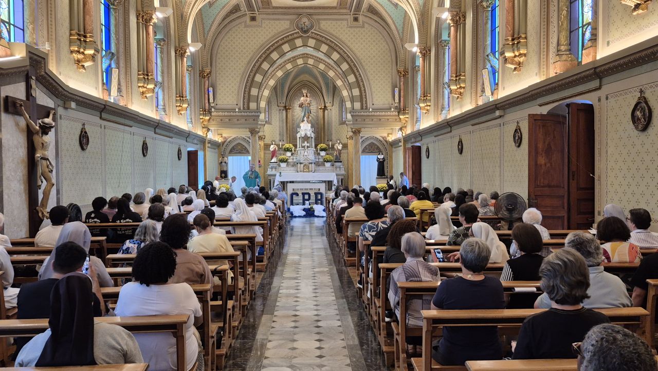 Permanecer nas periferias: bispo desafia vida consagrada em Eucaristia da CRB