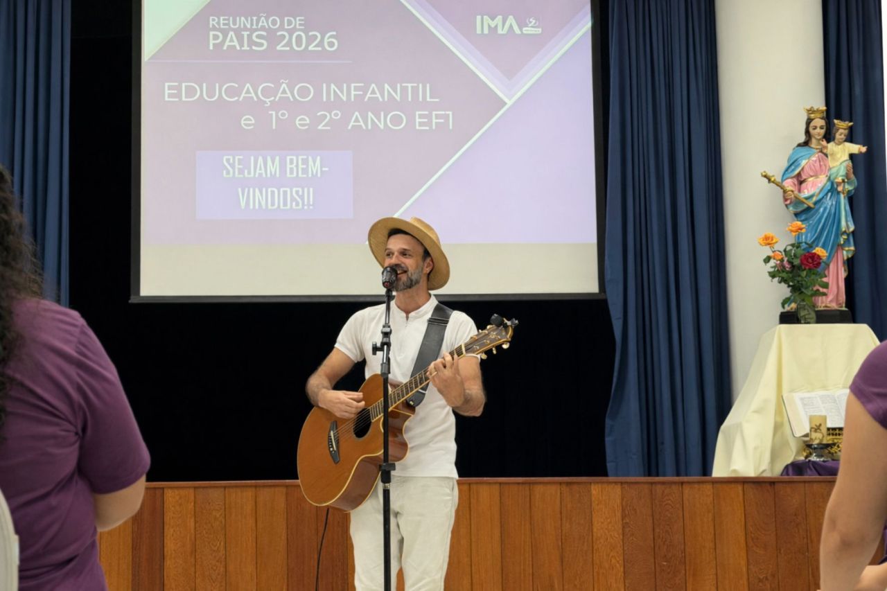 Cantor Rafinha Acústico visita Instituto Maria Auxiliadora e se apresenta em reunião de pais