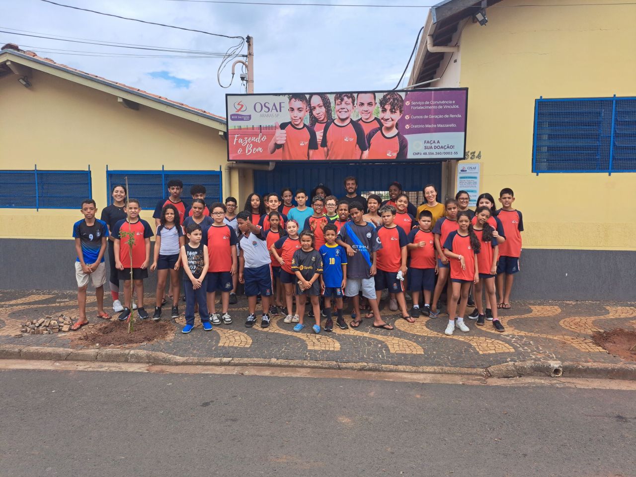 Plantando cuidado e esperança: educandos da OSAF participam de ação ambiental