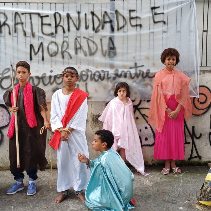 Centro Comunitário Oscar Romero leva mensagem de fé às ruas com encenação da Via-Sacra