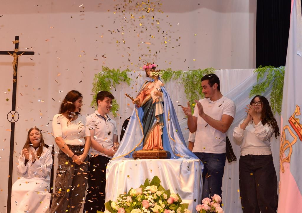 Celebração Mariana reúne comunidade educativa em momento de fé e devoção