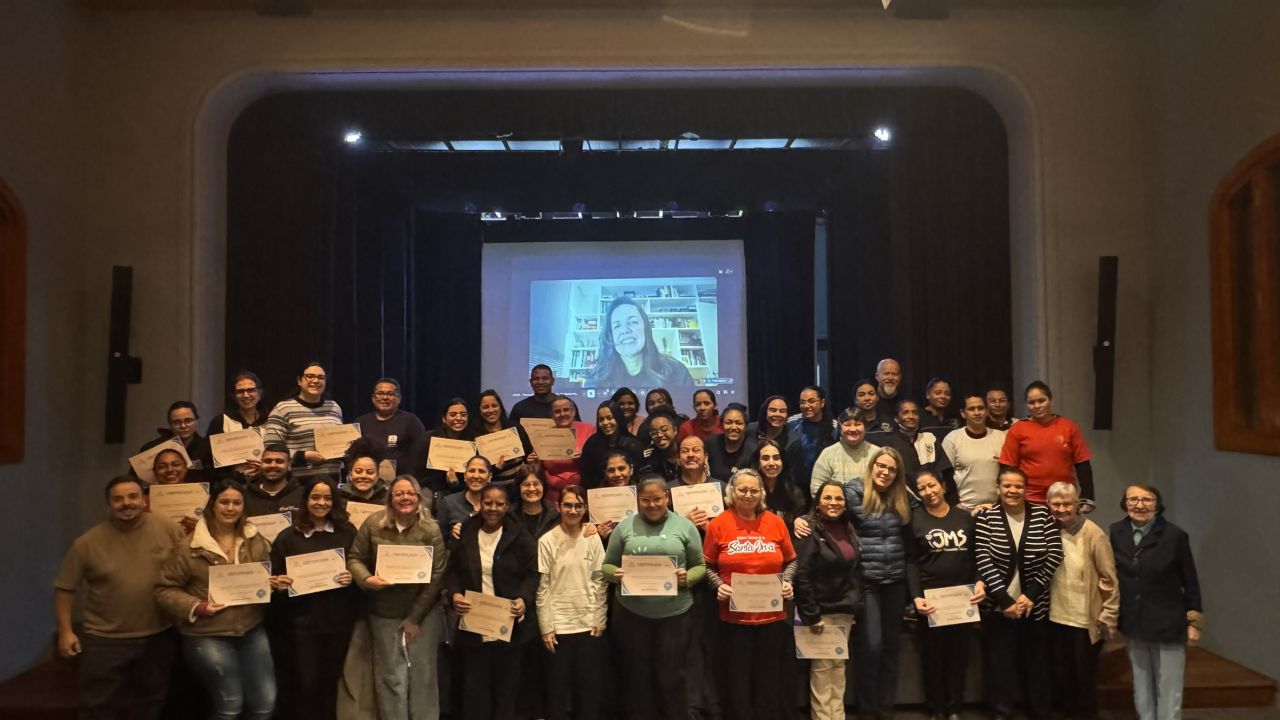 Educadores participam de formação sobre educação financeira com a economista Dra. Patrícia Palermo