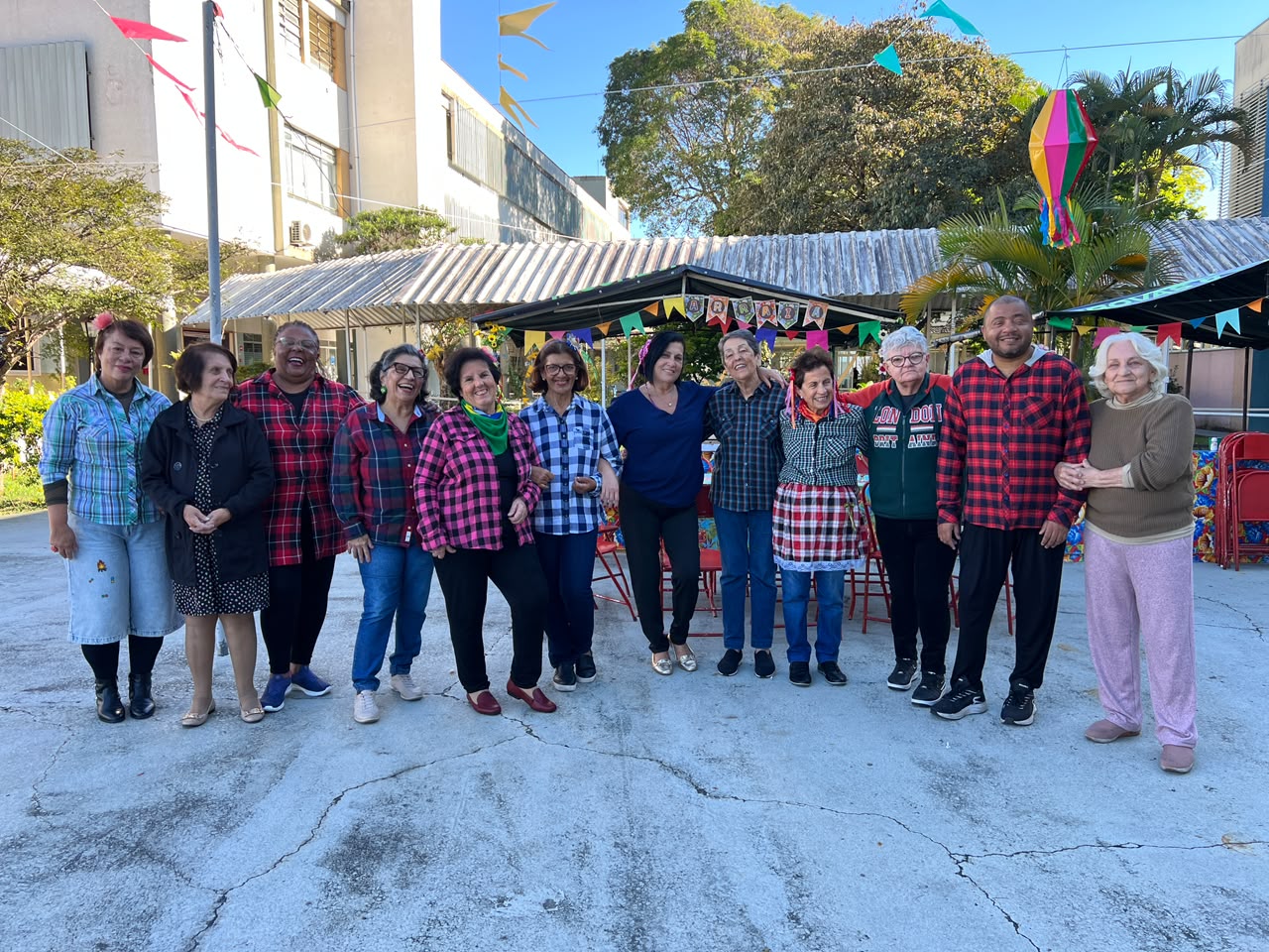 Faculdade Aberta da Terceira Idade do UNIFATEA encerra semestre com festa junina para participantes