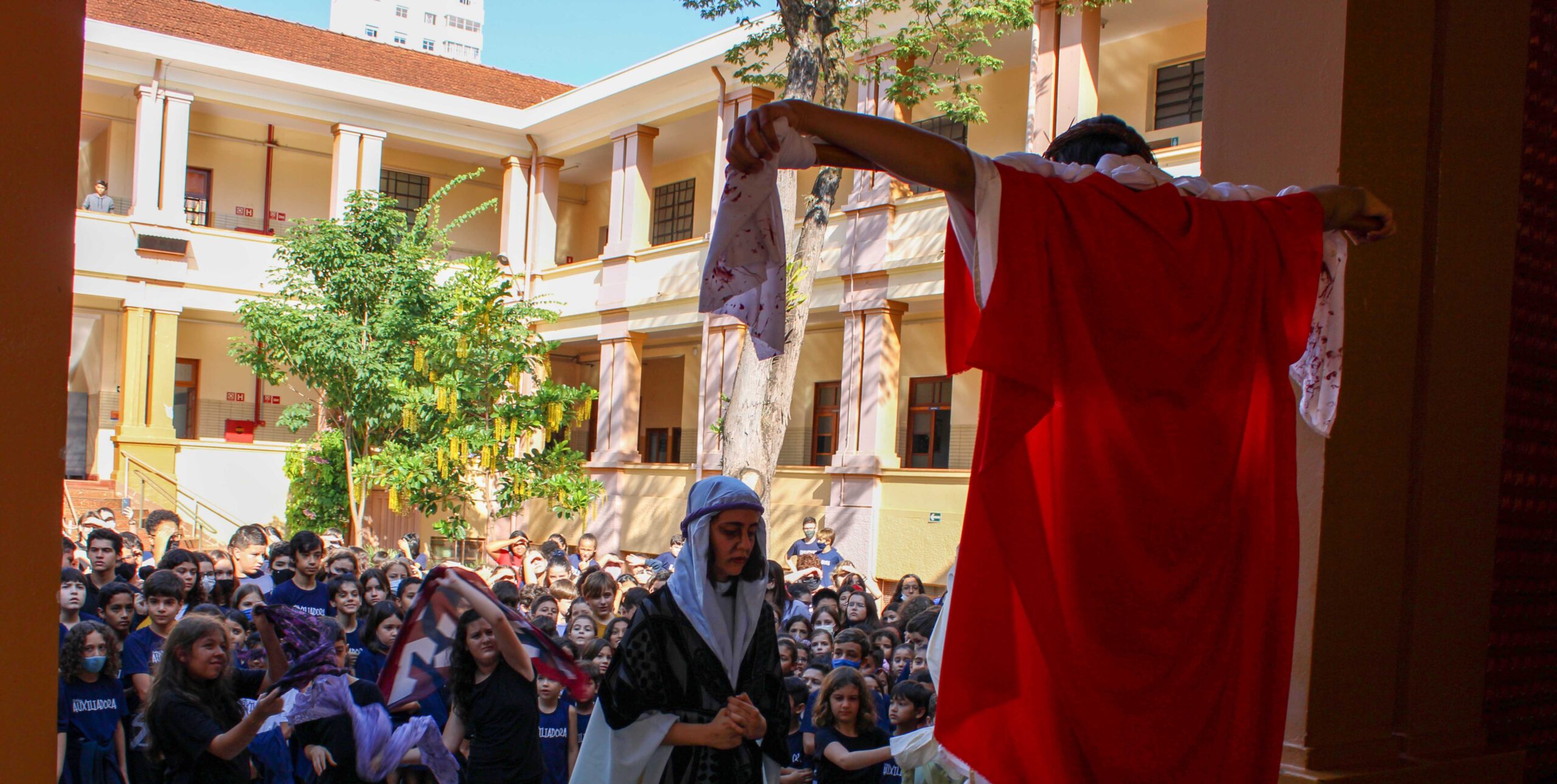 Encenação da Via-Sacra envolve comunidade educativa do Colégio Auxiliadora