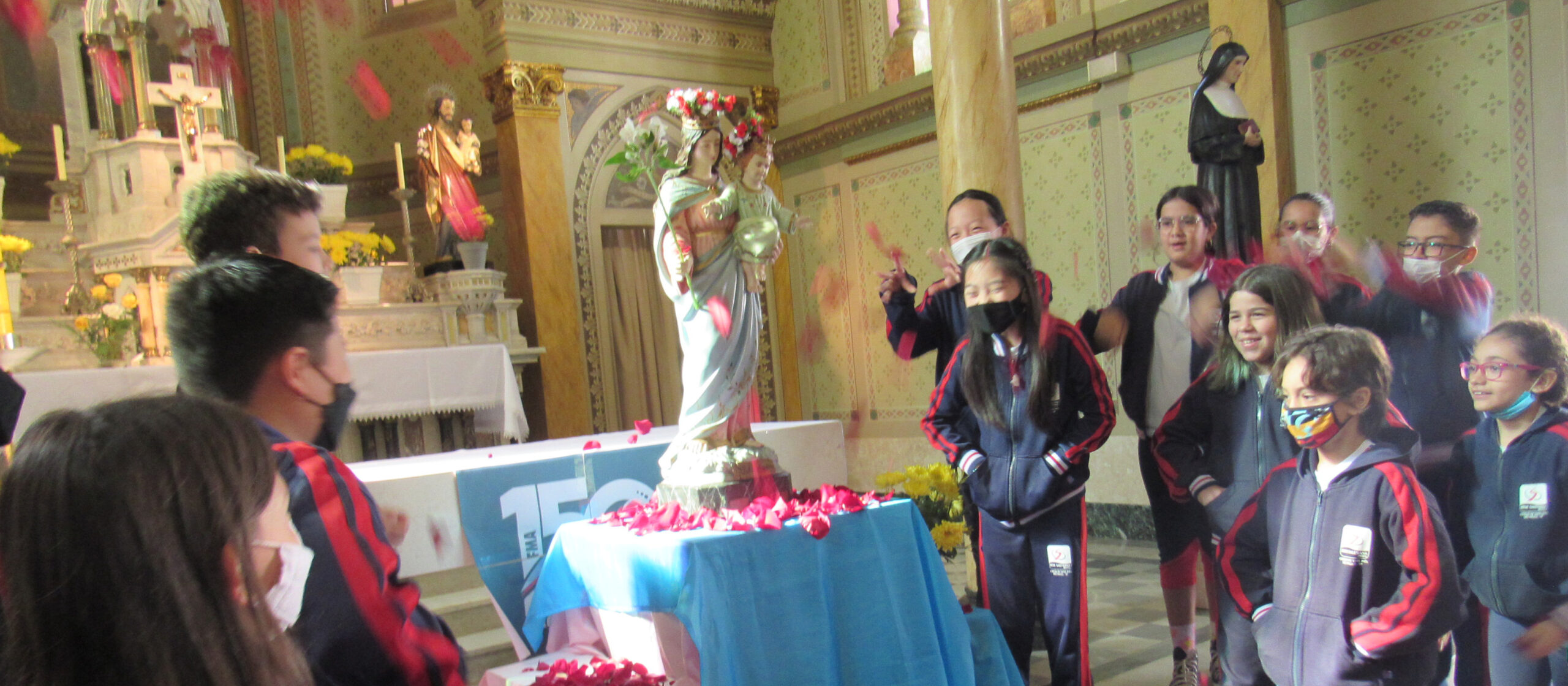 Comunidade educativa celebra Nossa Senhora Auxiliadora com muita alegria, fé e amor