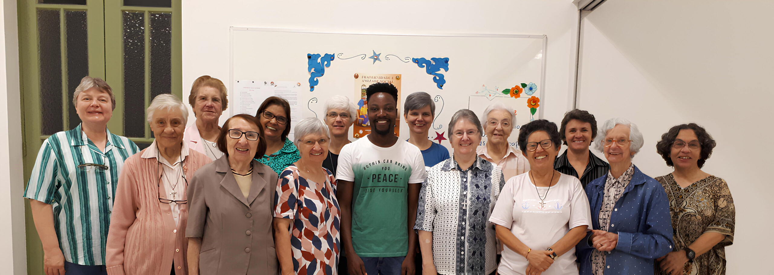 Depois de concluir curso universitário, jovem estudante retorna à sua pátria