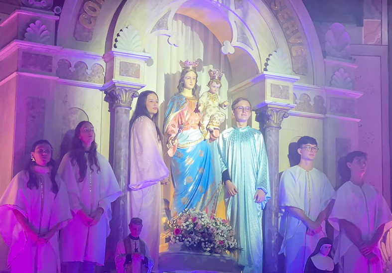 Emoção e fé na Missa com Coroação de Nossa Senhora Auxiliadora