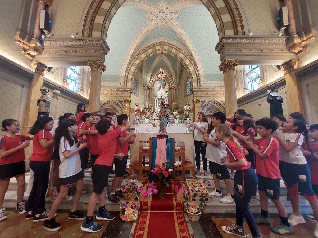 Colégio de Santa Inês celebra dia de Nossa Senhora Auxiliadora com alegria e fé