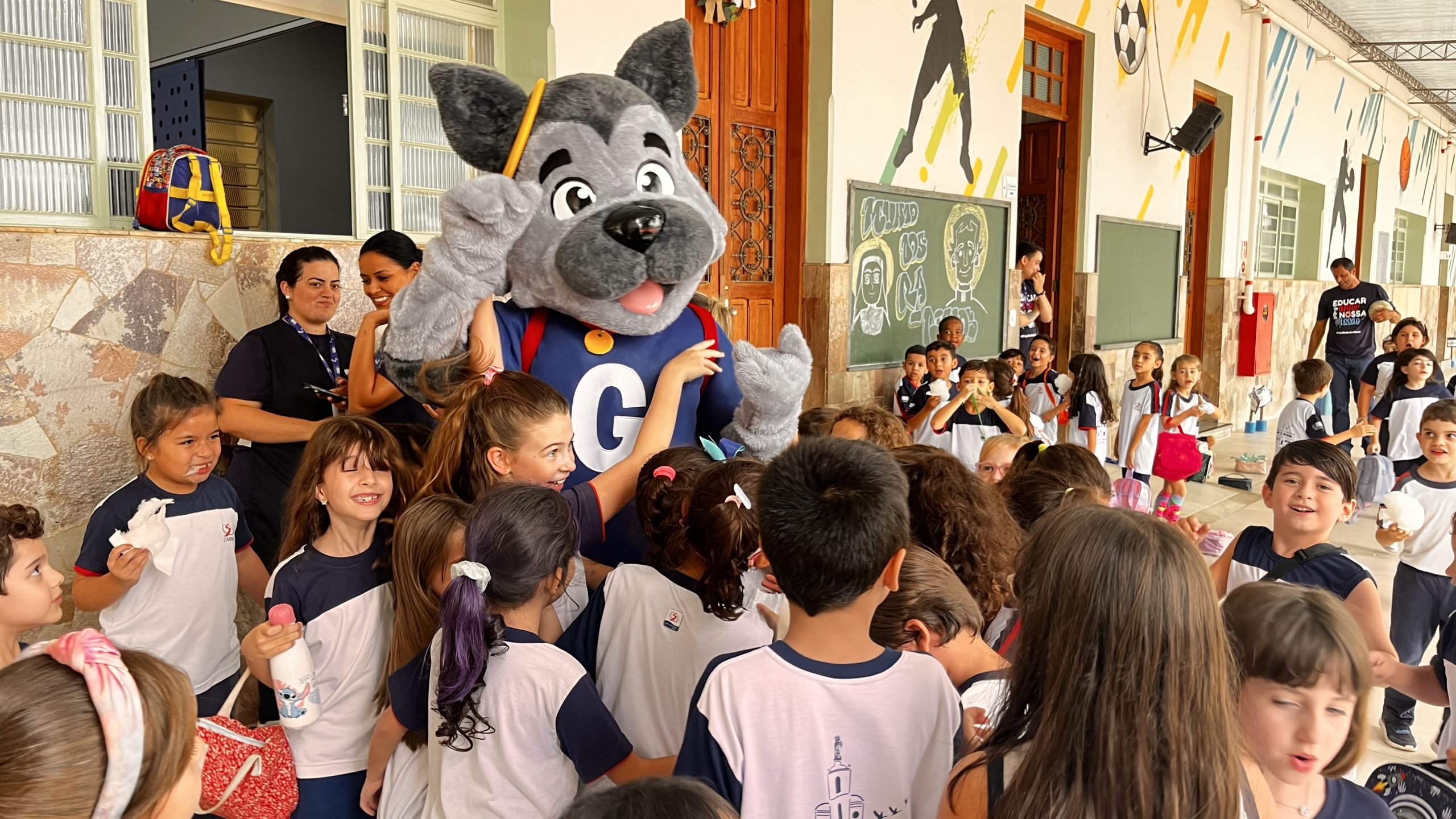 Grigio, símbolo da proteção de Dom Bosco, é apresentado como mascote das Escolas da AEISSP