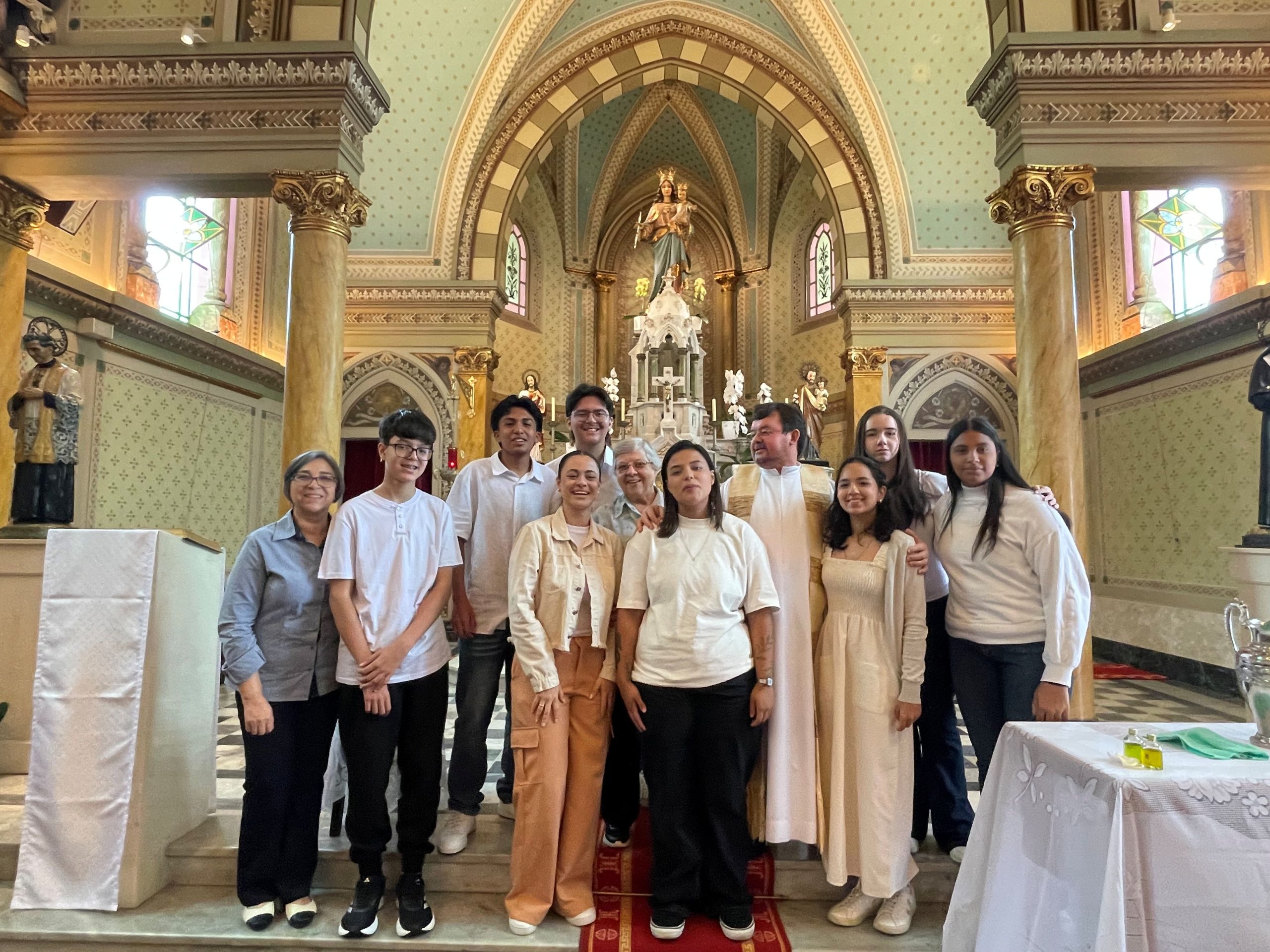 Jovens e adultos do Colégio de Santa Inês, em São Paulo, celebram Sacramentos
