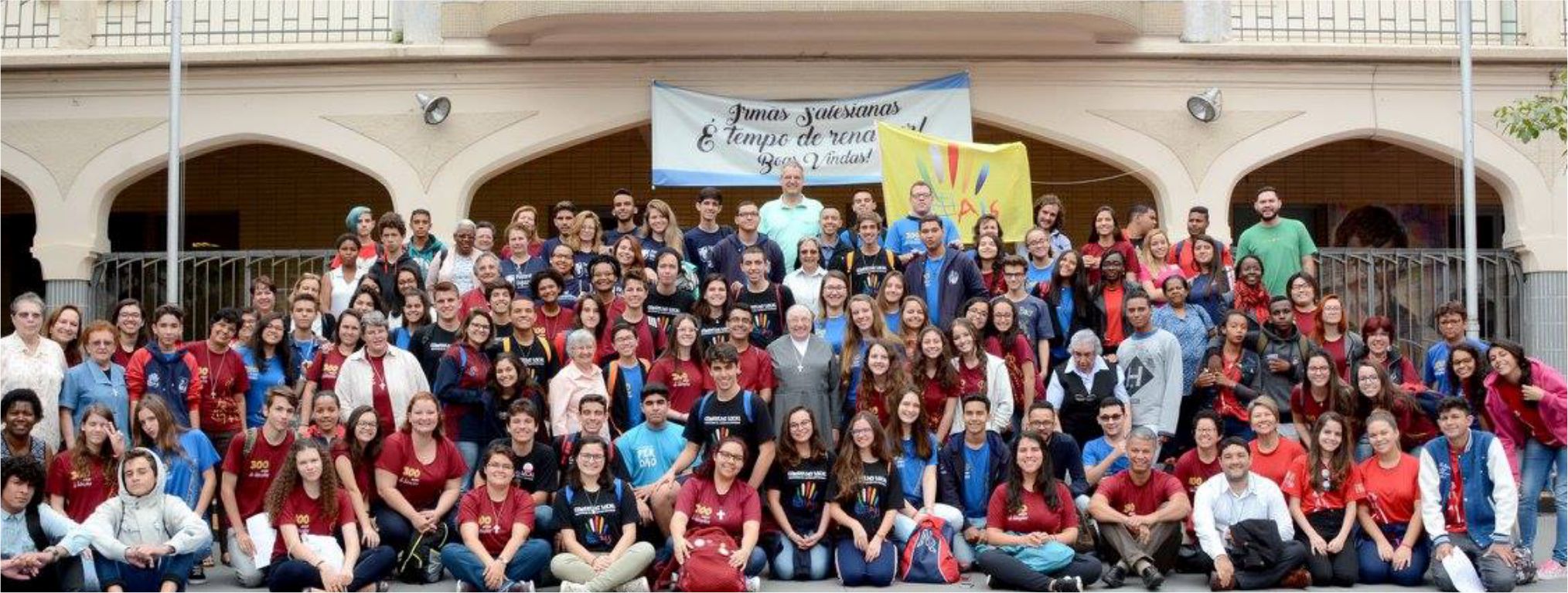 Jovens participam de encontro com Madre Yvonne Reungoat