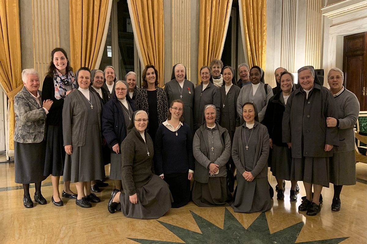 Madre Yvonne Reungoat recebe a homenagem de Oficial da Legião de Honra
