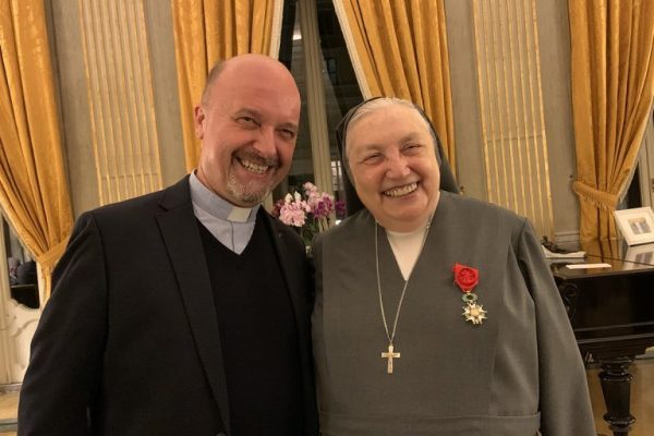 Madre Yvonne Reungoat recebe a homenagem de Oficial da Legião de Honra