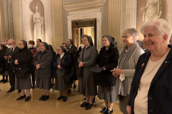 Madre Yvonne Reungoat recebe a homenagem de Oficial da Legião de Honra