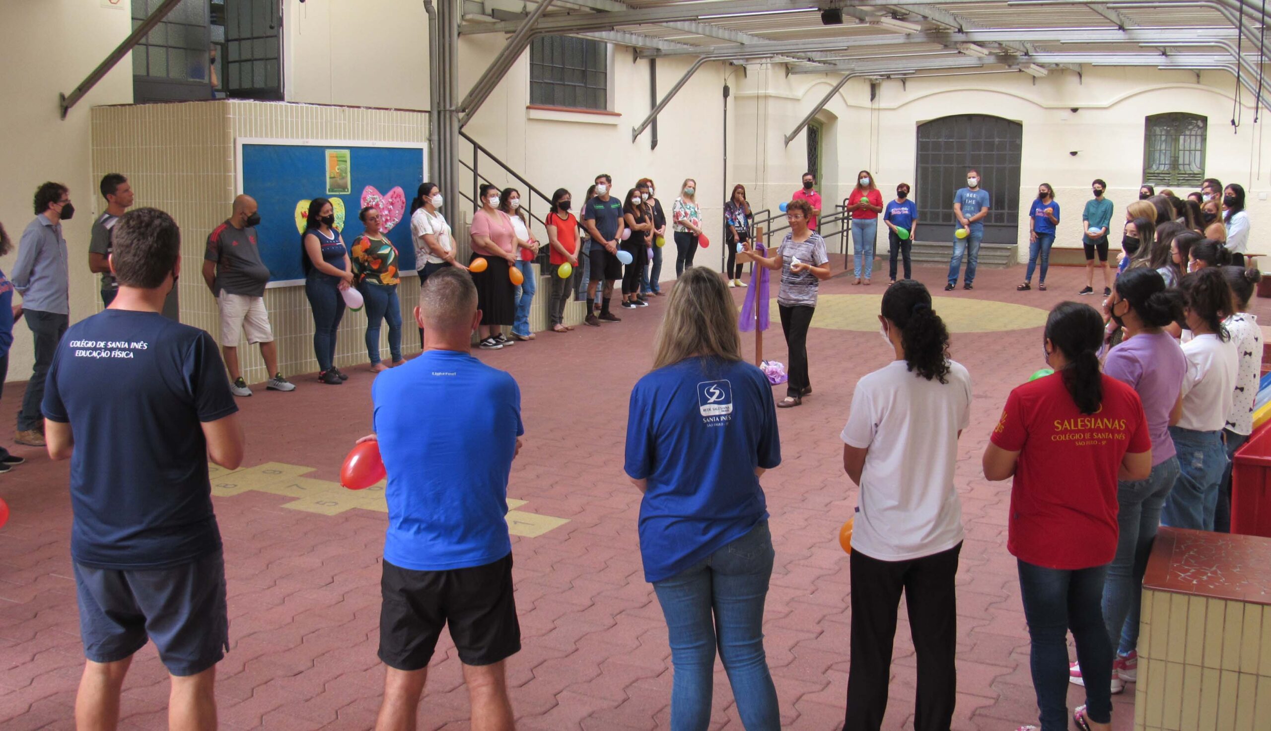 Colégio de Santa Inês celebra a Quaresma e chegada da Páscoa com sua equipe de colaboradores
