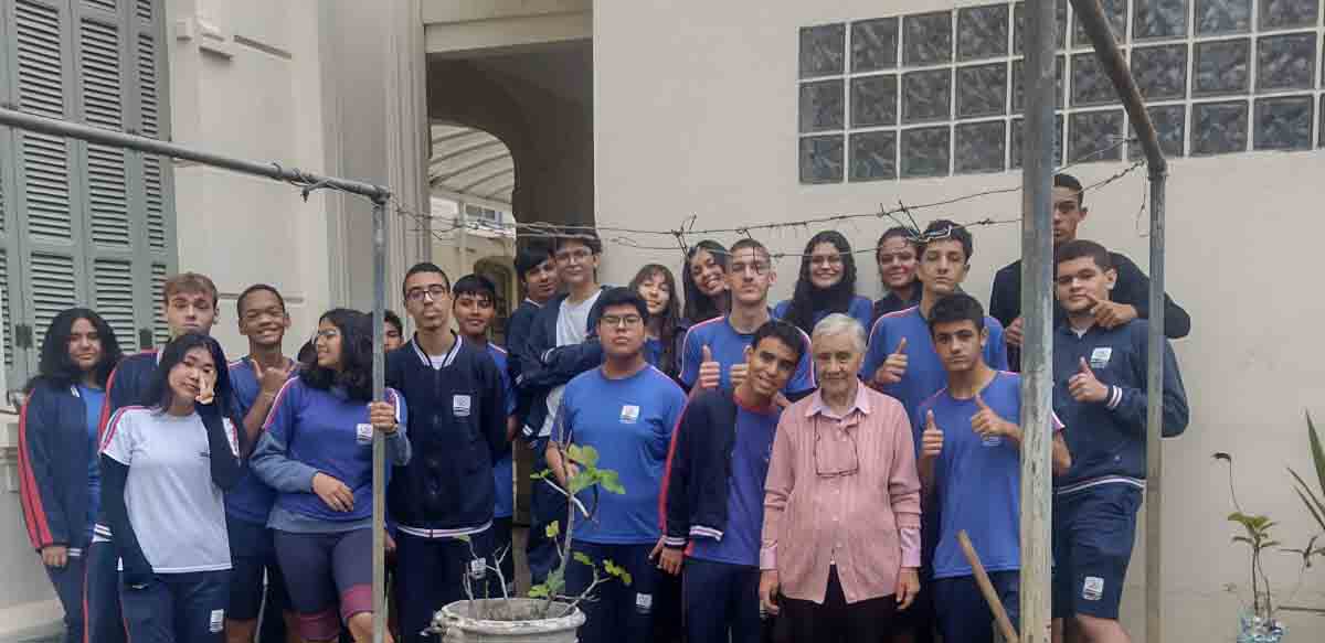 Jovens do Ensino Médio do Colégio de Santa Inês participam de vivência prática na horta das Irmãs da Casa Inspetorial